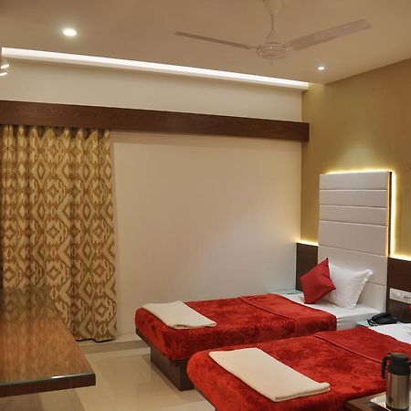 سورات Ashish Restaurant And Guesthouse المظهر الخارجي الصورة