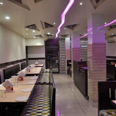سورات Ashish Restaurant And Guesthouse المظهر الخارجي الصورة