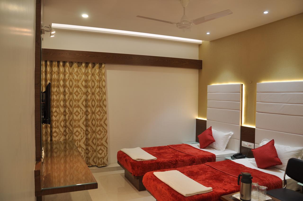 سورات Ashish Restaurant And Guesthouse المظهر الخارجي الصورة