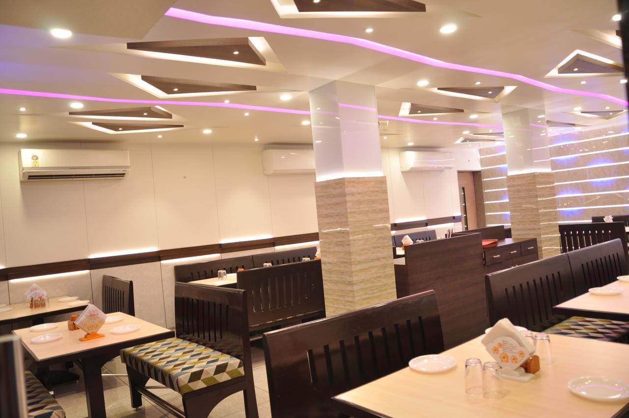 سورات Ashish Restaurant And Guesthouse المظهر الخارجي الصورة