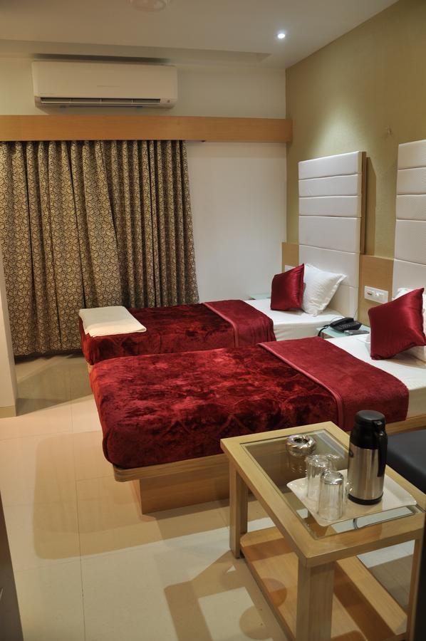 سورات Ashish Restaurant And Guesthouse المظهر الخارجي الصورة