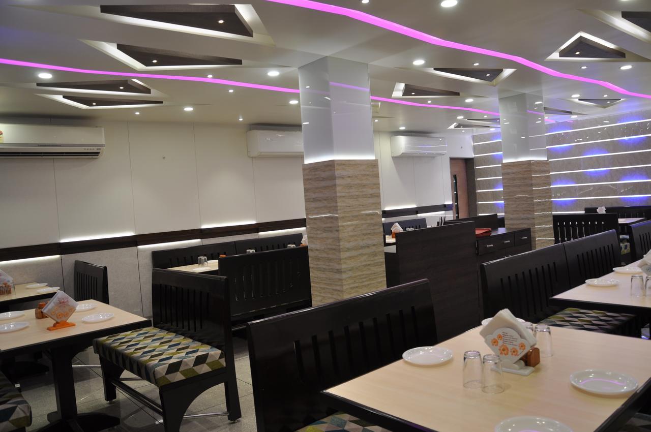 سورات Ashish Restaurant And Guesthouse المظهر الخارجي الصورة