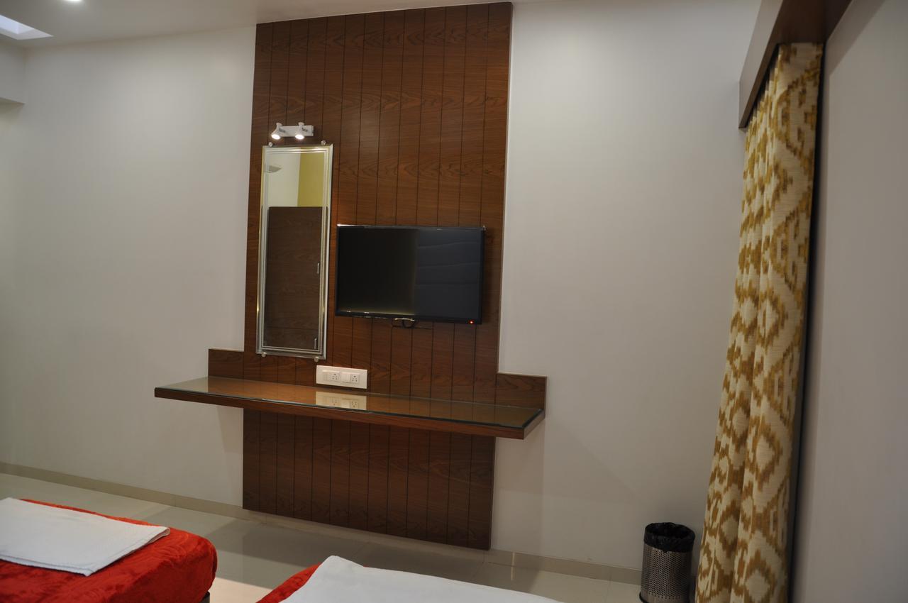 سورات Ashish Restaurant And Guesthouse المظهر الخارجي الصورة