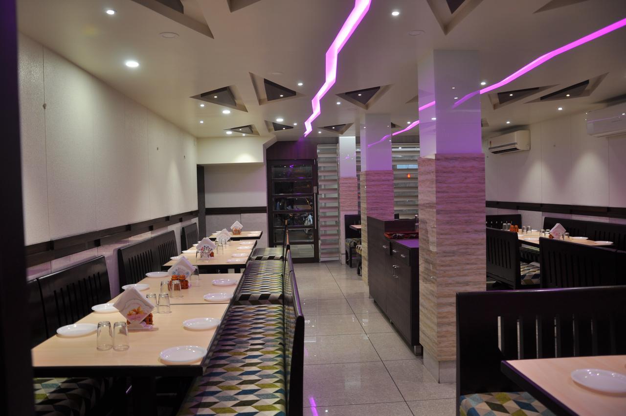 سورات Ashish Restaurant And Guesthouse المظهر الخارجي الصورة